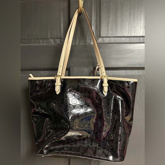 Michael Kors Lg Black Patent Leather Tote With Double Adjustable Beige Handles - Picture 2 of 14